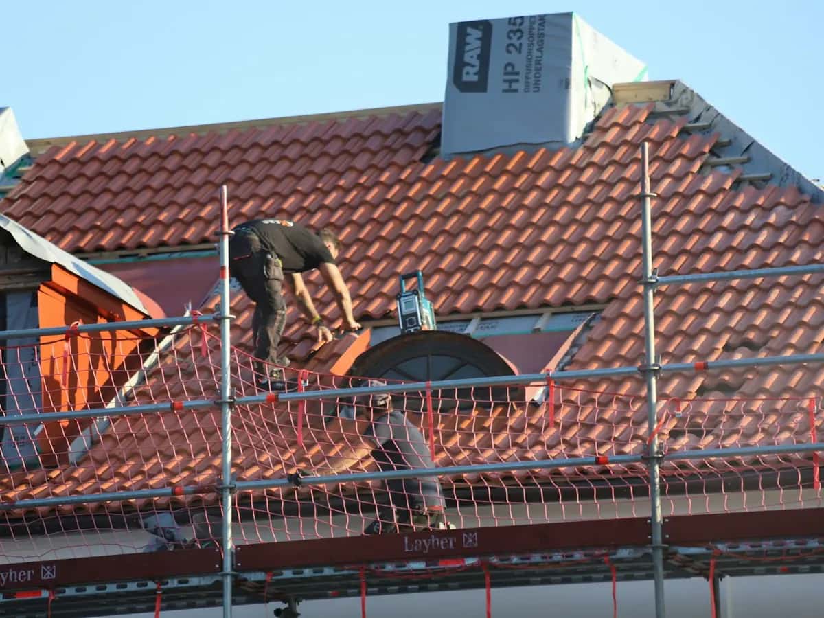 Bursa'da kiremit çatıda iskele korumasıyla çalışan usta
