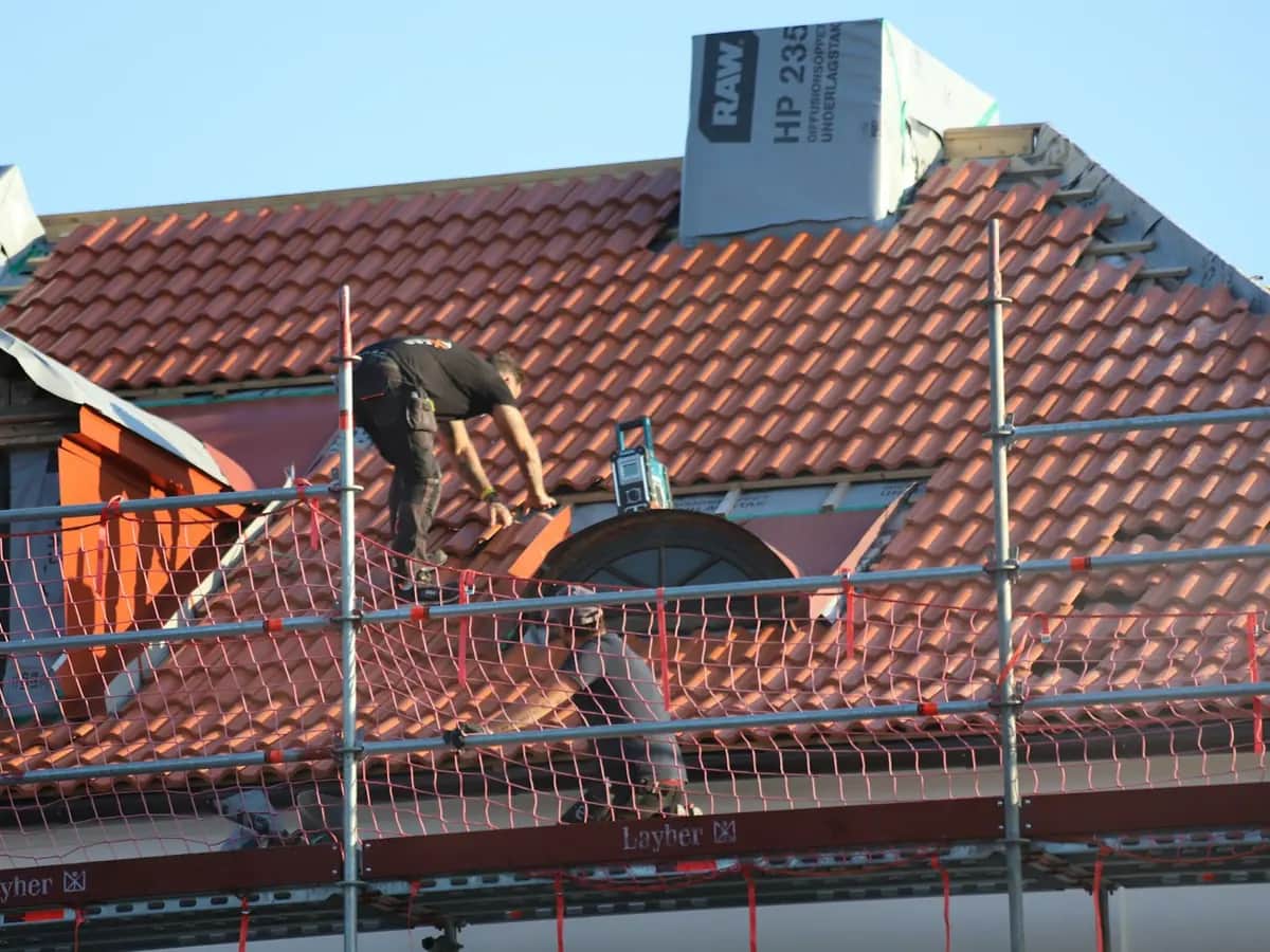 Bursa'da kiremit çatıda iskele korumasıyla çalışan usta